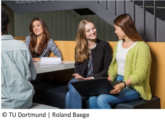 zeigt drei Studierende sitzend im Gespräch