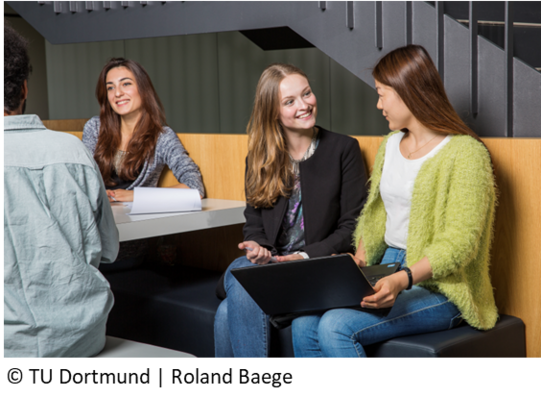 Studierende im Gespräch zeigt drei Studierende sitzend im Gespräch