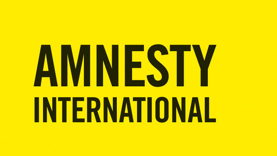 Text: Amnesty International, Kerze umgeben von Stacheldraht