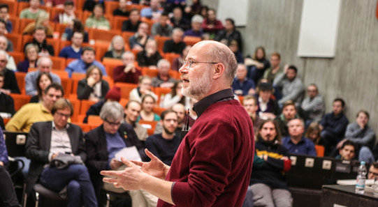 Harald Lesch hält einen Vortrag vor Publikum in einem Hörsaal