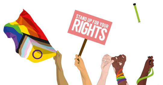 Mehrere Arme, die nach oben gestreckt etwas halten. Ein brauner Arm mit gelbem Nagellack hält eine Progessive Pride Flag. Die nächste braune Hand hält ein Schild mit der Aufschrift Stand up for Your Rights. Daneben ein weißer Arm und ein Arm mit Pigmentstörung und Armbändern in Regenbogenfarben, die ihre kleinen Finger verschränkt haben. Als letztes ein schwarzer Arm, der einen weiß-grünen Langstock hält.