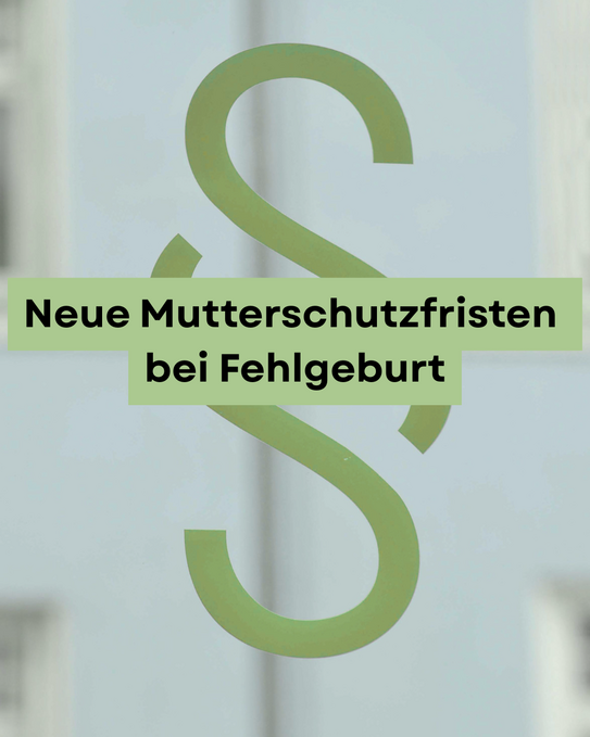 Grünes Paragraphenzeichen mit dem Text 'Neue Mutterschutzfristen bei Fehlgeburt' auf grünem Balken.