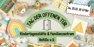 In der Mitte des Bildes steht der Text "TAG DER OFFENEN TÜR" in großen, auffälligen Buchstaben. Darunter befindet sich die Grafik einer offenen Tür. Unt der Grafik steht "Kindertagesstätte & Familienzentrum HoKiDo e.V.". In der rechten Ecke steht auf einer Grafik, die aussieht wie ein angepinnter Zettel, "Sa, 25.10. 10-13 Uhr". Im Hintergrund des Bildes sind verschiedene Spielzeuge verteilt, darunter ein Plüschtier in Form eines Hundes, bunte Holzklötze, ein Rechenrahmen und ein kleines Auto. Die gesamte Komposition vermittelt eine einladende und kinderfreundliche Atmosphäre.