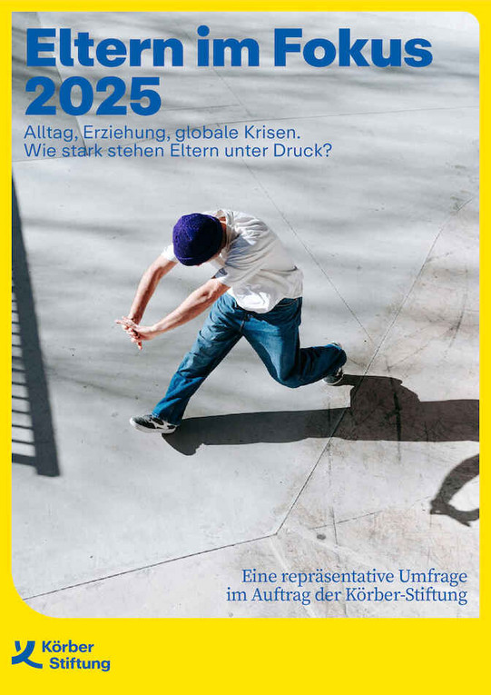 Junger Mann mit Mütze und weißem T-Shirt macht einen weiten Schritt auf einem hellen Betonboden mit Schatten