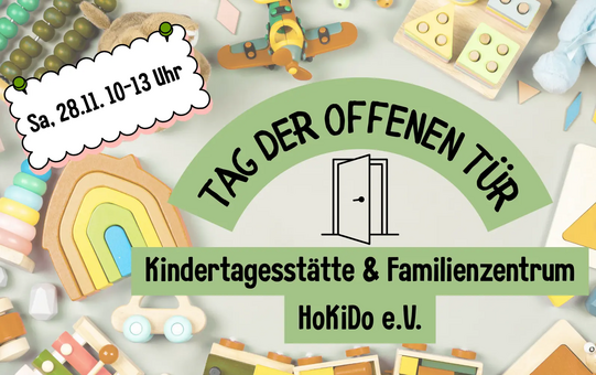Colorful wooden toys surround a green semicircle with the text 'TAG DER OFFENEN TÜR Kindertagesstätte & Familienzentrum HoKiDo e.V.' and a door symbol, plus a white cloud-shaped speech bubble with 'Sa. 28.11. 10-13 Uhr'