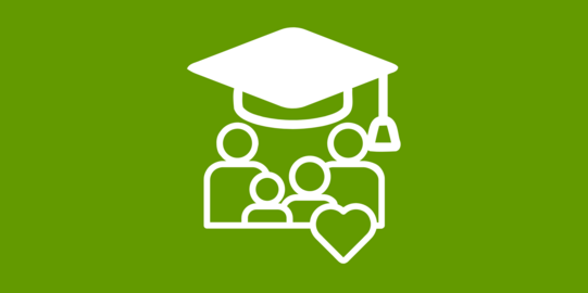 Studium & Familie 4 Strichfiguren und ein Herz als Symbol für eine Familie, die unter einem Promotionshut steht.