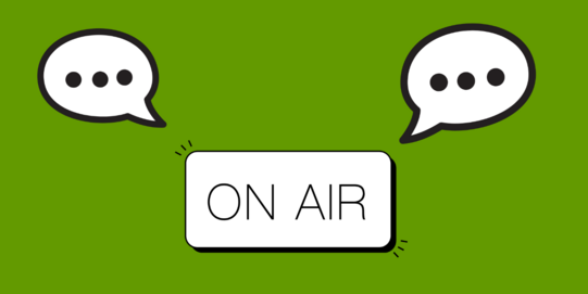 Podcast_On_Air Graphic with a green background. In the center, there is a rectangular sign displaying the words “ON AIR.” Above it on the left and right are speech bubbles, each containing three dots. The image symbolizes a live broadcast or an active conversation.
