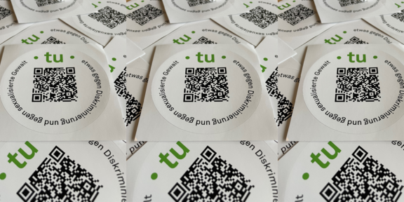 Ein verdreifachtes Bild von Stickern, auf denen um einen QR-Code herum steht: tu etwas gegen Diskriminierung und gegen sexualisierte Gewalt