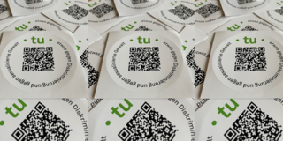Ein verdreifachtes Bild von Stickern, auf denen um einen QR-Code herum steht: tu etwas gegen Diskriminierung und gegen sexualisierte Gewalt