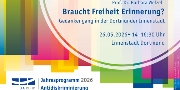 Ein rechteckiges Banner mit einem Farbverlauf in Blau-, Grün- und Gelbtönen. Im oberen Bereich steht in großer, blauer Schrift: 'Prof. Dr. Barbara Welzel Braucht Freiheit Erinnerung? Gedankengang in der Dortmunder Innenstadt'. Darunter folgen das Datum '26.05.2026', die Uhrzeit '14–16:30 Uhr' und der Ort 'Innenstadt Dortmund'. Im unteren Bereich befindet sich das Logo der UA Ruhr mit drei stilisierten, gelben Balken und der Text 'Jahresprogramm 2026 Antidiskriminierung'. Rechts unten verläuft ein schmaler, vertikaler Streifen mit weißem Text.
