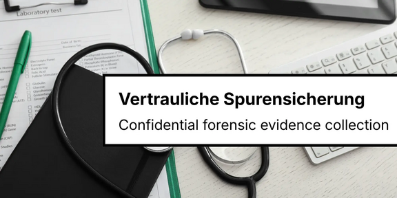 Stethoskop und Klemmbrett neben einem Kasten mit dem Text 'Vertrauliche Spurensicherung'