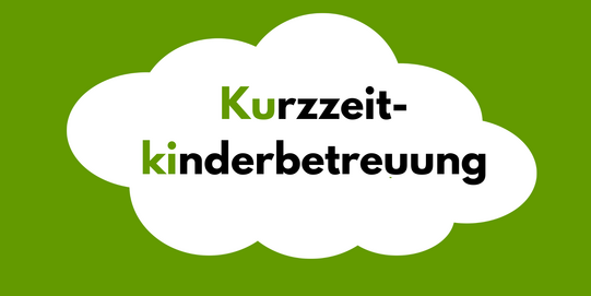 Grafik mit einer weißen Wolke auf grünem Hintergrund. In der Wolke steht der Schriftzug ‚Kurzzeit‑kinderbetreuung‘, wobei K und k farblich hervorgehoben sind.
