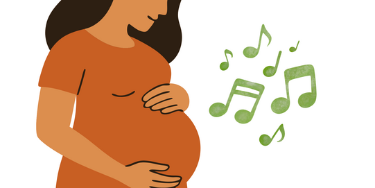 Schwangere Frau mit Hand auf dem Bauch und grünen Musiknoten um sie herum