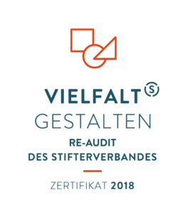 Rotes Logo mit einem Quadrat, Kreis und Dreieck, darunter der Text 'VIELFALT GESTALTEN RE-AUDIT DES STIFTERVERBANDES ZERTIFIKAT 2018' in Großbuchstaben.