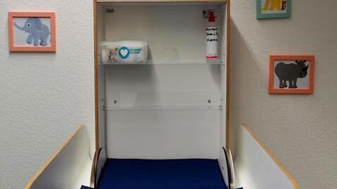 Aufgeklappter Wickeltisch an der Wand