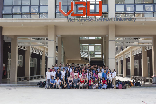 Gruppenfoto vor "Vietnames German University"