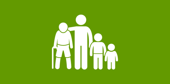 Eine ältere Person wird durch eine jüngere gestützt. Daneben stehen noch Kinder.