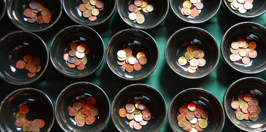 Small bowls are shown, which are filled with coins.