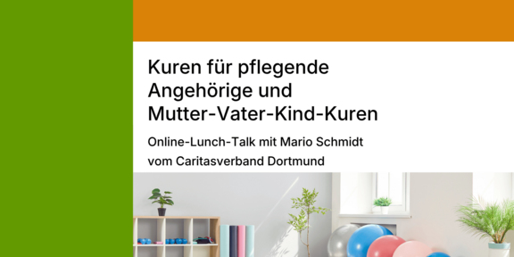 Links ein senkrechter grüner Streifen, daneben ein weißer Bereich mit schwarzem Text. Rechts unten stehen Gymnastikbälle in verschiedenen Farben und Größen auf einem hellen Boden vor einem Fenster. Daneben ein Regal mit bunten Ordnern und Pflanzen. Der Text lautet: 'Kuren für pflegende Angehörige und Mutter-Vater-Kind-Kuren Online-Lunch-Talk mit Mario Schmidt vom Caritasverband Dortmund'.