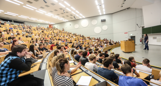 Hörsaal zeigt Studierende im Hörsaal