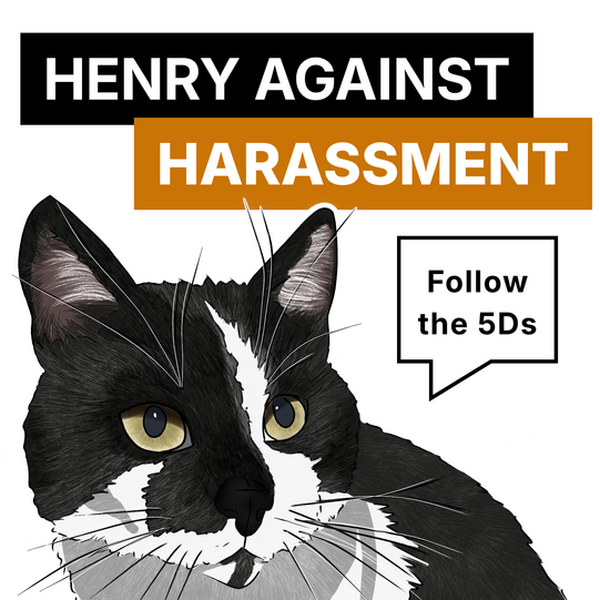 Schwarz-weiße Zeichnung einer Katze mit gelben Augen neben den Worten 'HENRY AGAINST HARASSMENT' und einer Sprechblase mit 'Follow the 5Ds'