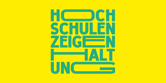 Das Bild zeigt einen leuchtend gelben Hintergrund, auf dem in großen, fetten Buchstaben der Text „HOCHSCHULEN ZEIGEN HALTUNG“ steht. Die Schrift ist in einem kräftigen Türkis gehalten und hebt sich stark von der gelben Fläche ab. Die Worte sind übereinander angeordnet, wobei die Buchstaben einen modernen und dynamischen Eindruck vermitteln.