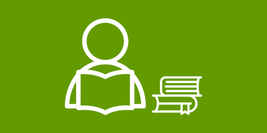 Eine Person liest ein Buch und daneben liegen weitere Bücher.