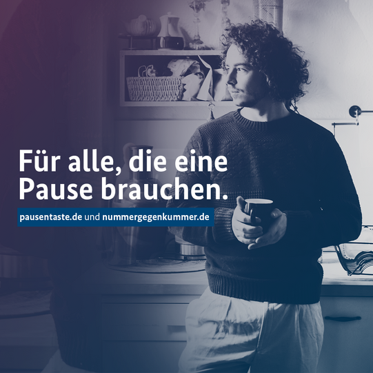Person hält stehend eine Tasse und schaut entspannt zur Seite - Text: Für alle, die eine Pause brauchen"