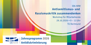 Ein Banner mit geometrischen, teils transparenten Farbflächen in Gelb, Grün, Blau, Pink und Lila. Rechts oben steht in blauer Schrift: 'IDA-NRW Antisemitismus- und Rassismuskritik zusammendenken Workshop für Mitarbeitende 29.10.2026 • 9 – 13 Uhr TU Dortmund'. Links unten sind weitere blaue Schriftzüge zu sehen: 'Jahresprogramm 2026, Antidiskriminierung' sowie das Logo der UA Ruhr, bestehend aus drei stilisierten weißen Quadraten auf blauem Grund.