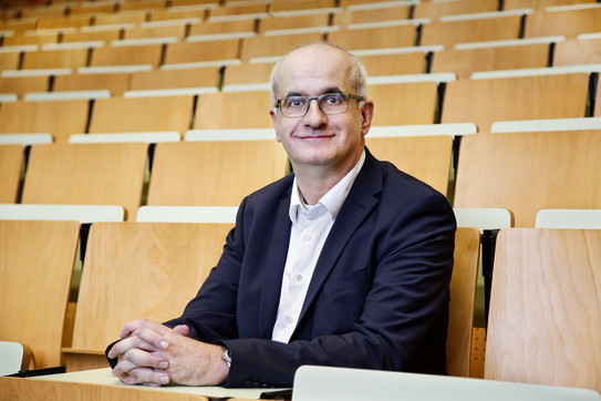 Porträtfoto vom Rektor Professor Manfred Bayer im Hörsaal