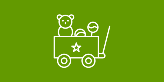 Spielzeugkiste auf Rädern mit Teddybär und Rassel