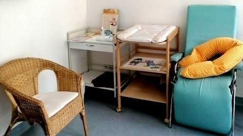 In einer Ecke steht ein Wickeltisch sowie auch ein Stillstuhl