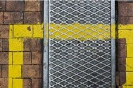 Ein Gitter vor einer Wand mit einer gelben Umrandung