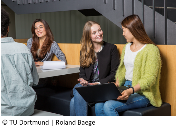 zeigt drei Studierende sitzend im Gespräch